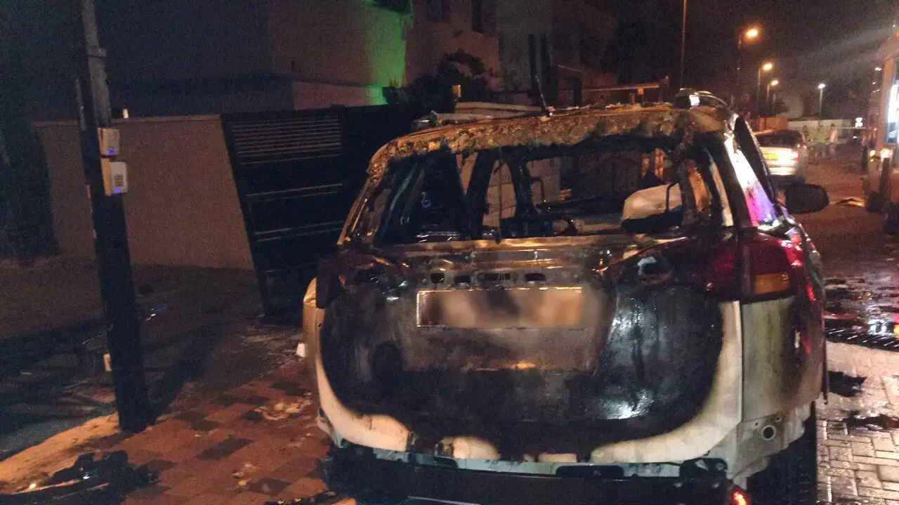 מכוניתו של ראש עיריית קריית ים, דוד אבן צור, שהוצתה