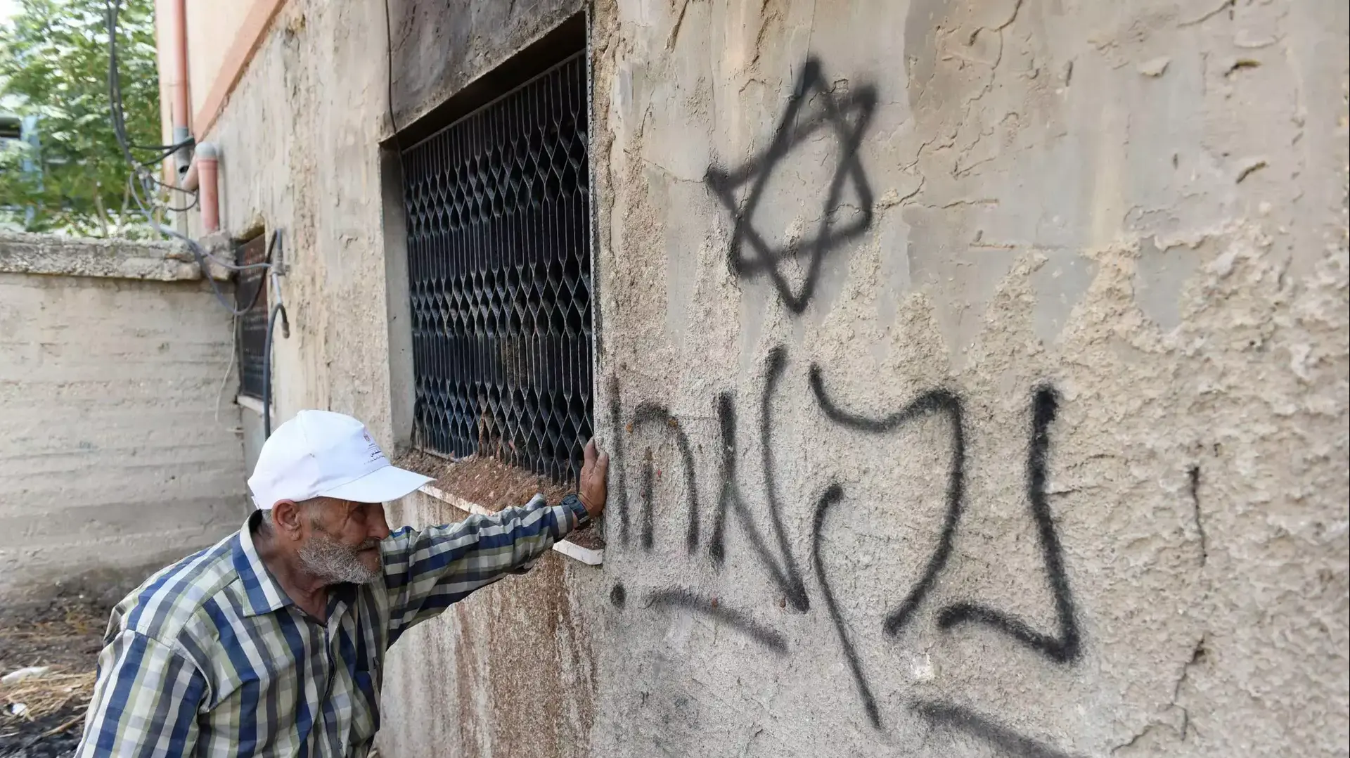 סוכת אבלים של שני הבתים שנשרפו בדומא בשומרון, אוגוסט 2015 סוכת אבלים של שני הבתים שנשרפו בדומא בשומרון, אוגוסט 2015