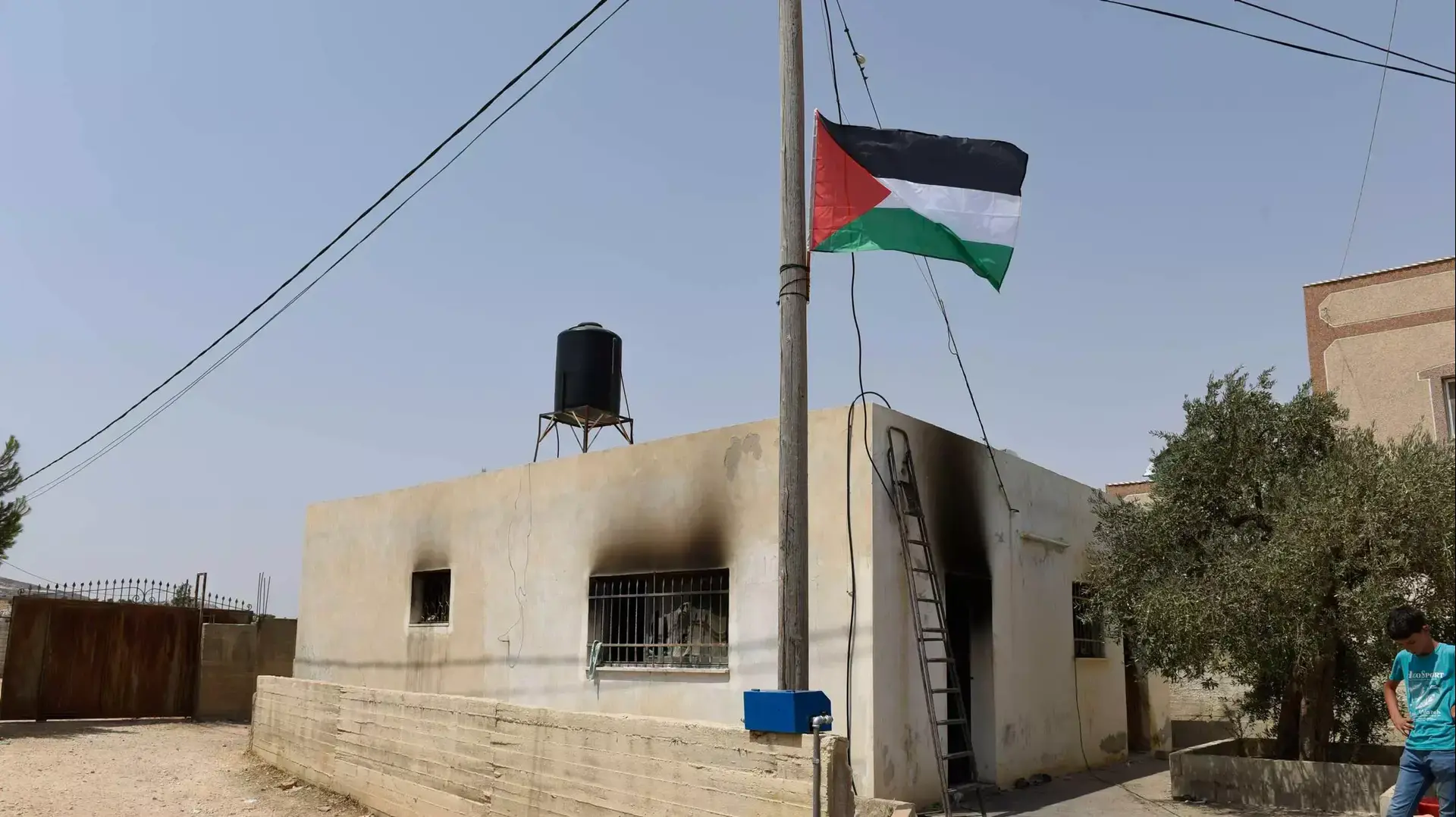 סוכת אבלים של שני הבתים שנשרפו בדומא בשומרון, אוגוסט 2015 סוכת אבלים של שני הבתים שנשרפו בדומא בשומרון, אוגוסט 2015