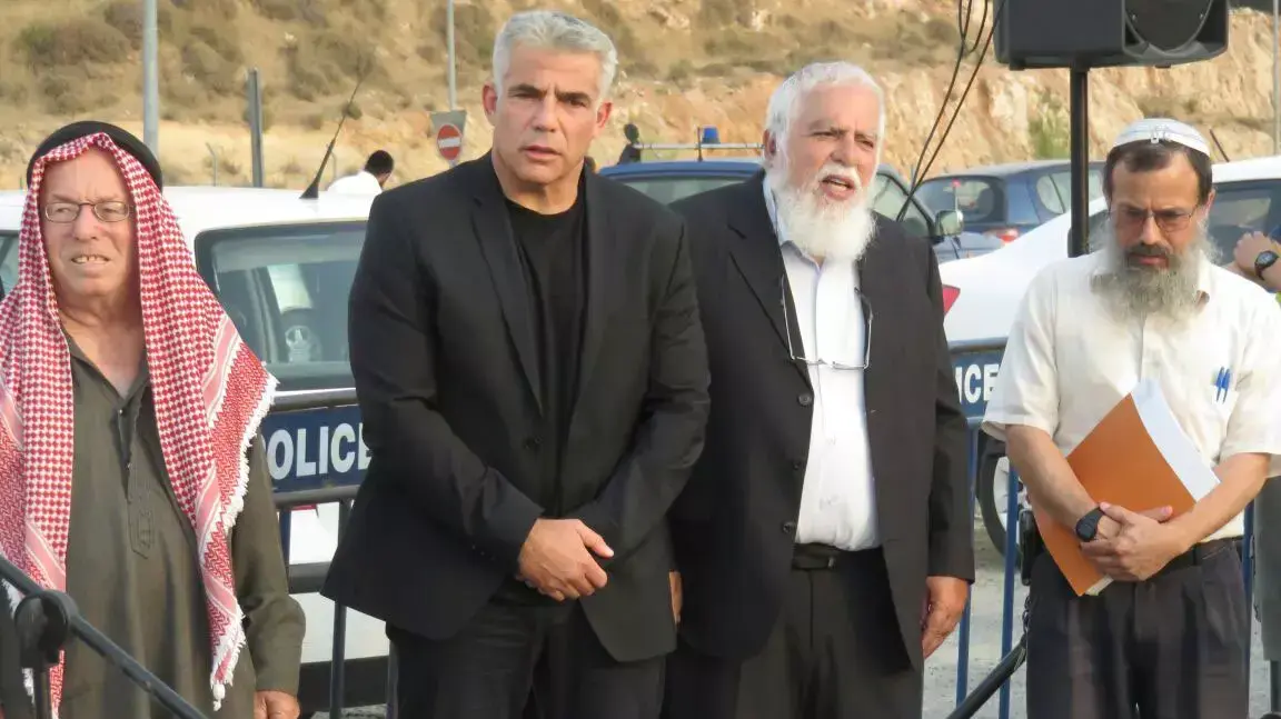 עצרת תפילה משותפת בגוש עציון, מימין הרב בני קלמנזון, ראש ישיבת ההסדר עתניאל, הרב חנן שלזינגר מנהל שורשים ארגון לדו קיום, יאיר לפיד, שיח' אברהים אל הווא ממזרח ירושלים. אוגוסט 2015 עצרת תפילה משותפת בגוש עציון, מימין הרב בני קלמנזון, ראש ישיבת ההסדר עתניאל, הרב חנן שלזינגר מנהל שורשים ארגון לדו קיום, יאיר לפיד, שיח' אברהים אל הווא ממזרח ירושלים. אוגוסט 2015