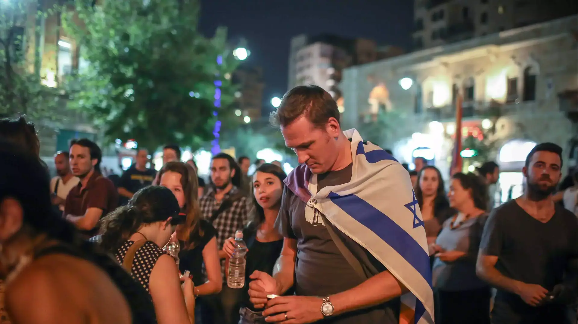 עצרת בכיכר ציון לזכרה של שירה בנקלי שנהרגה באירוע הדקירה במצעד הגאווה בירושלים, אוגוסט 2015 עצרת בכיכר ציון לזכרה של שירה בנקלי שנהרגה באירוע הדקירה במצעד הגאווה בירושלים, אוגוסט 2015