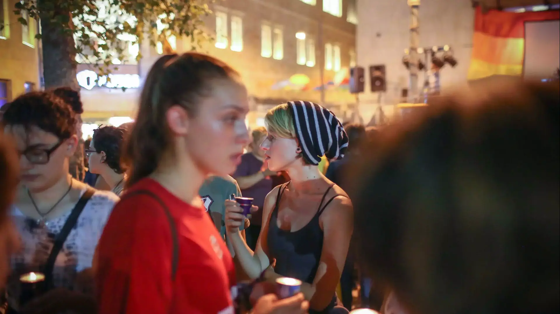 עצרת בכיכר ציון לזכרה של שירה בנקלי שנהרגה באירוע הדקירה במצעד הגאווה בירושלים, אוגוסט 2015 עצרת בכיכר ציון לזכרה של שירה בנקלי שנהרגה באירוע הדקירה במצעד הגאווה בירושלים, אוגוסט 2015