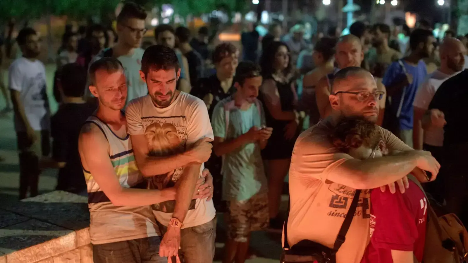 עצרת בגן מאיר לזכרה של שירה בנקי שנהרגה באירוע הדקירה במצעד הגאווה בירושלים, אוגוסט 2015 עצרת בגן מאיר לזכרה של שירה בנקי שנהרגה באירוע הדקירה במצעד הגאווה בירושלים, אוגוסט 2015