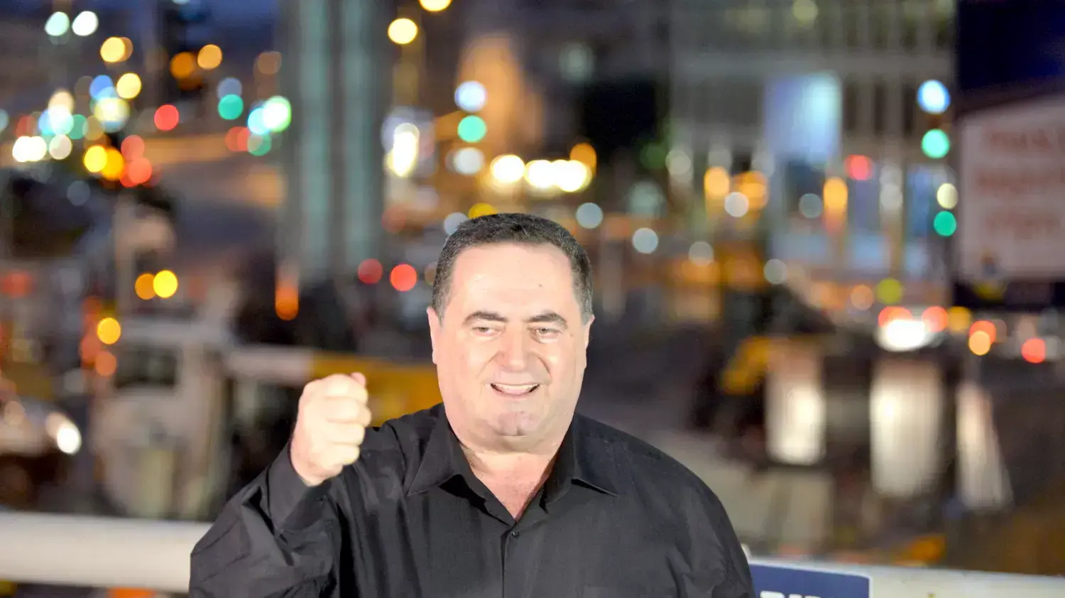 ישראל כץ, שר התחבורה, בתחילת החפירות של הרכבת הקלה בגוש דן. אוגוסט 2015 ישראל כץ, שר התחבורה, בתחילת החפירות של הרכבת הקלה בגוש דן. אוגוסט 2015
