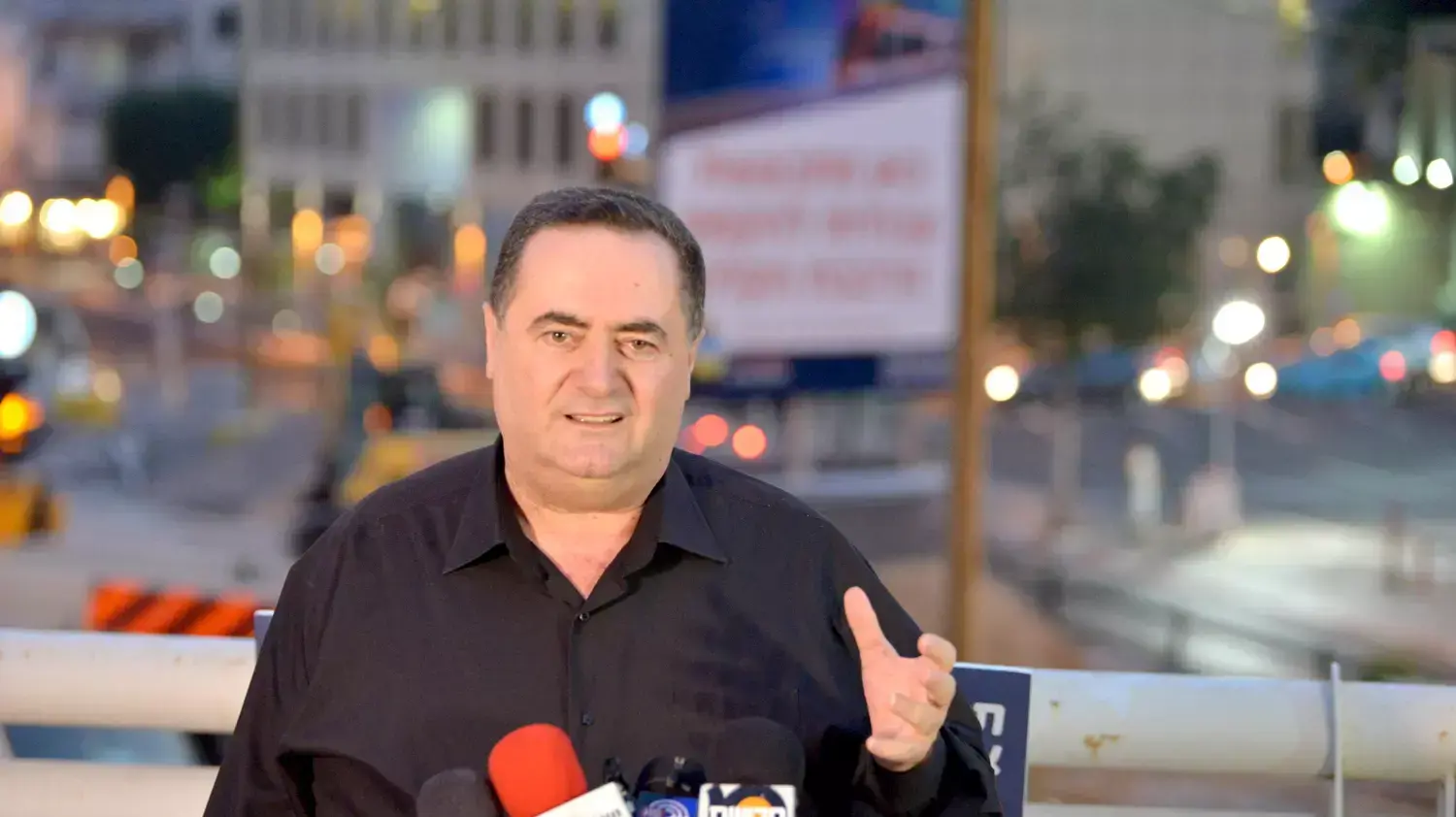 ישראל כץ, שר התחבורה, בתחילת החפירות של הרכבת הקלה בגוש דן. אוגוסט 2015 ישראל כץ, שר התחבורה, בתחילת החפירות של הרכבת הקלה בגוש דן. אוגוסט 2015