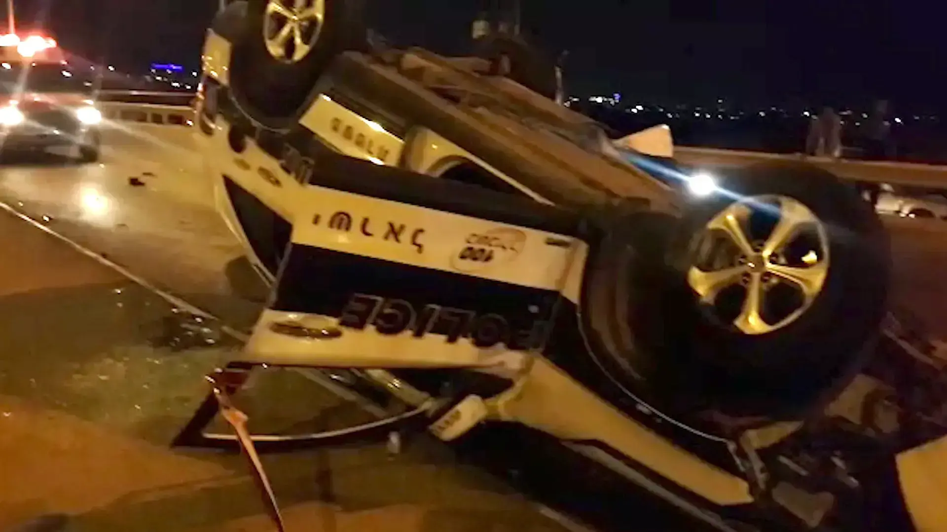 ניידת התהפכה במהלך מרדף אחרי רכב גנוב - שני שוטרים נפצעו