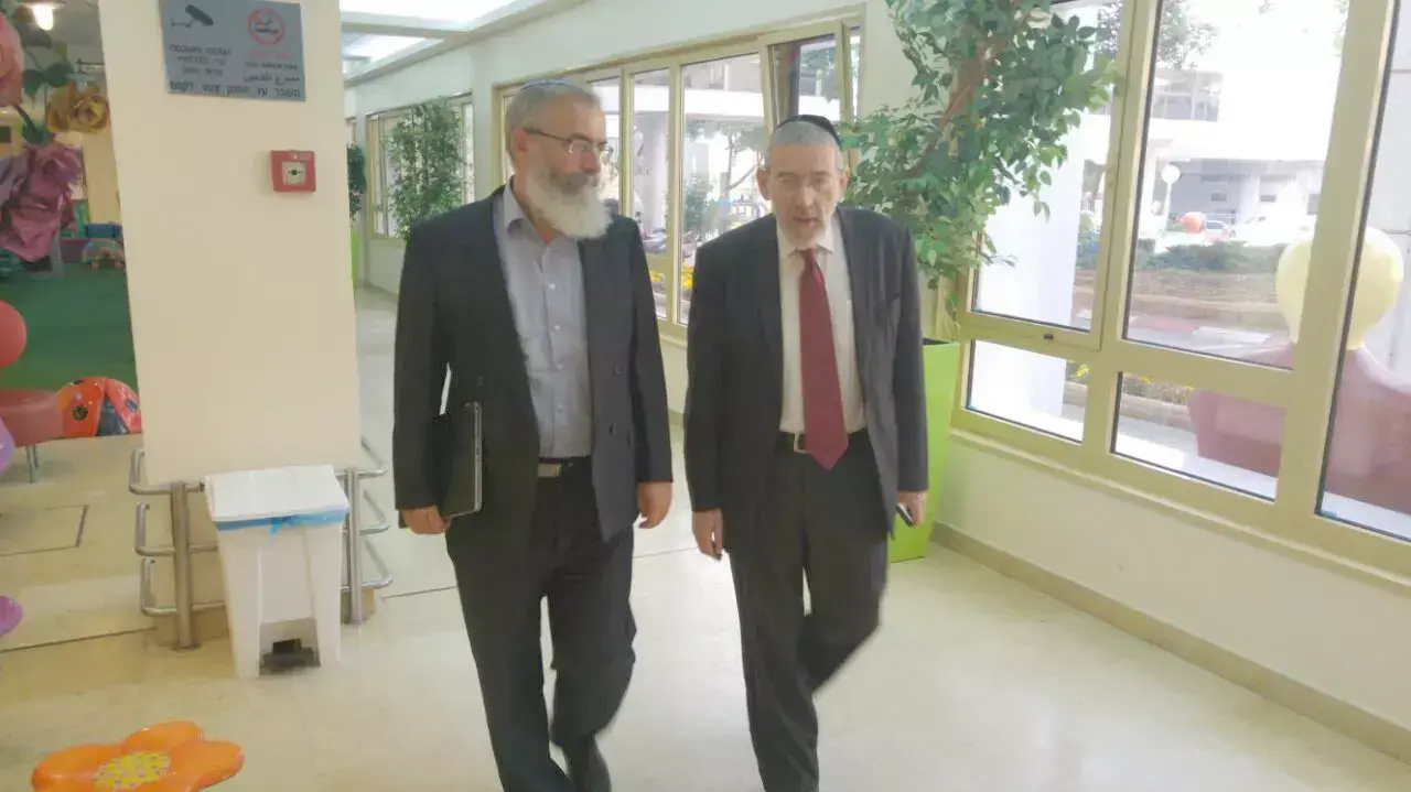 הרב מלכיאור והרב סתיו מגיעים לבקר את הפצועים מדומא בבית החולים תל השומר, אוגוסט 2015 הרב מלכיאור והרב סתיו מגיעים לבקר את הפצועים מדומא בבית החולים תל השומר, אוגוסט 2015