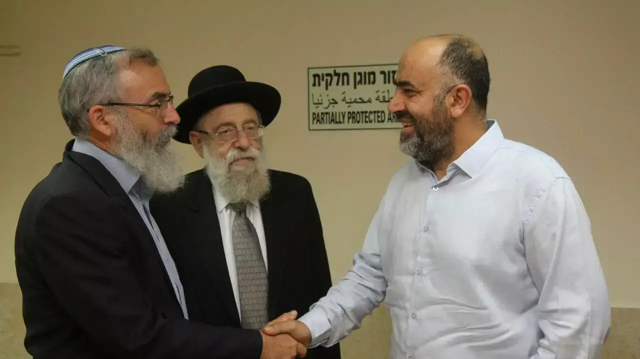 השייח ראיד באדיר עם הרבנים שטרן וסתיו, תל השומר. אוגוסט 2015 השייח ראיד באדיר עם הרבנים שטרן וסתיו, תל השומר. אוגוסט 2015