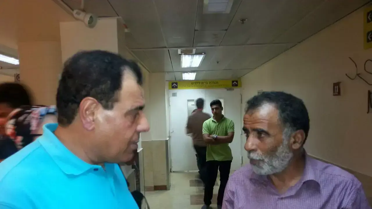 ד"ר עז א-דין אל עייש שבנותיו נהרגו בעזה עם חוסיין דוואבשה, הסב של הפעוט שנשרף בדומא. תל השומר אוגוסט 2015 ד"ר עז א-דין אל עייש שבנותיו נהרגו בעזה עם חוסיין דוואבשה, הסב של הפעוט שנשרף בדומא. תל השומר אוגוסט 2015