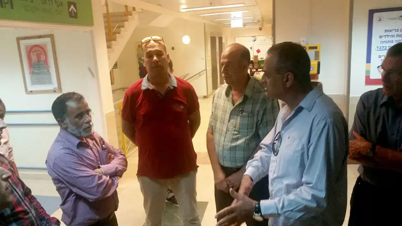 בני משפחת אבו חדיר מבקרים את משפחת דוואבשה, בית חולים שיבא בתל השומר, 3 באוגוסט 2015