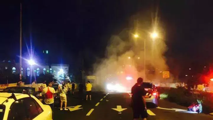 בקבוקי תבערה הושלכו לעבר רכבים בבית חנינא בירושלים, 3 באוגוסט 2015 בקבוקי תבערה הושלכו לעבר רכבים בבית חנינא בירושלים, 3 באוגוסט 2015