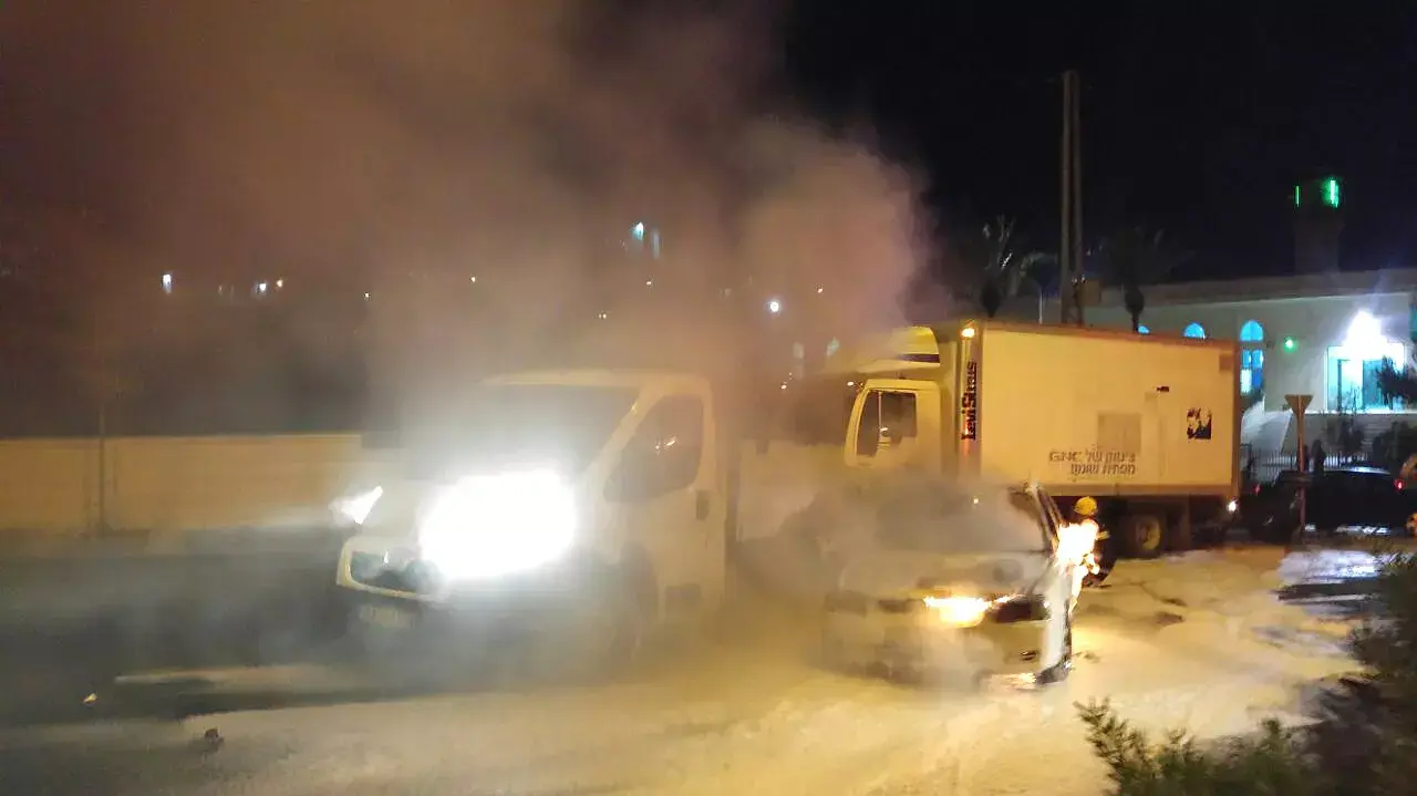 בקבוקי תבערה הושלכו לעבר רכבים בבית חנינא בירושלים, 3 באוגוסט 2015 בקבוקי תבערה הושלכו לעבר רכבים בבית חנינא בירושלים, 3 באוגוסט 2015