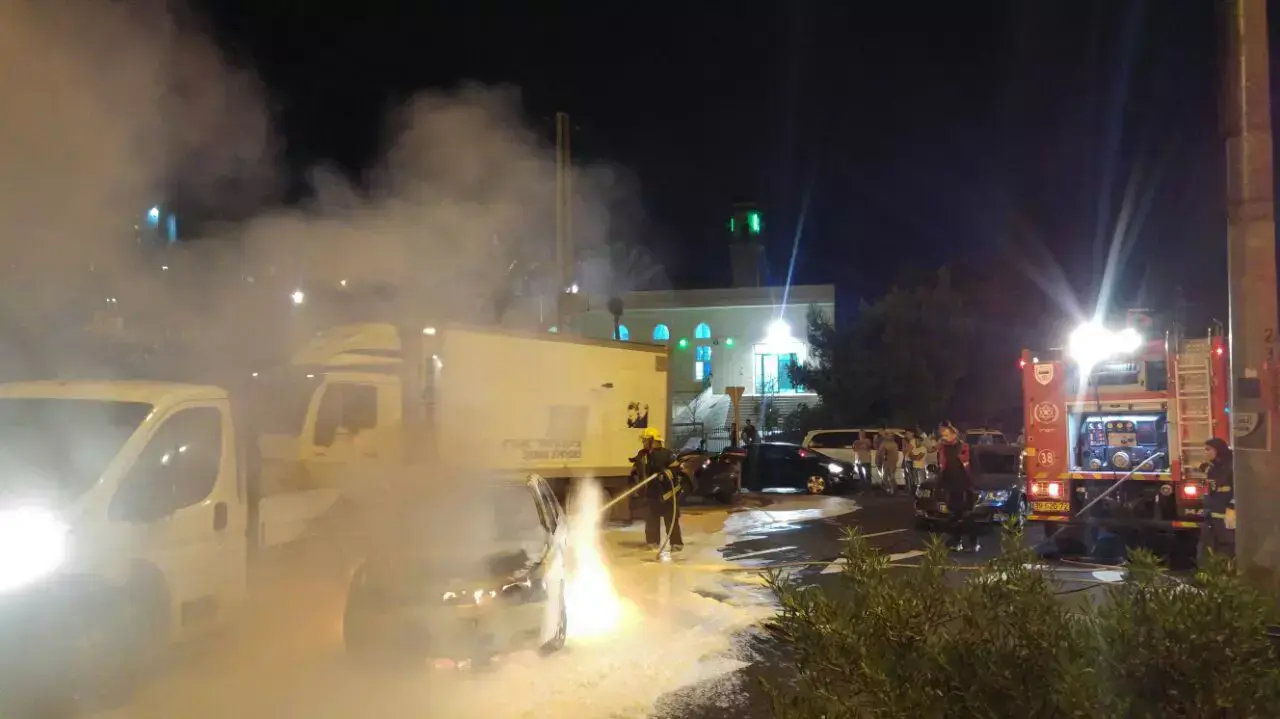 בקבוקי תבערה הושלכו לעבר רכבים בבית חנינא בירושלים, 3 באוגוסט 2015 בקבוקי תבערה הושלכו לעבר רכבים בבית חנינא בירושלים, 3 באוגוסט 2015