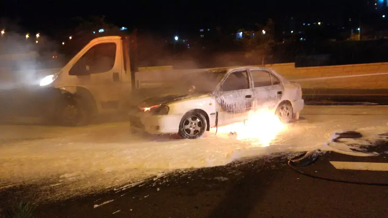 בקבוקי תבערה הושלכו לעבר רכבים בבית חנינא בירושלים, 3 באוגוסט 2015 בקבוקי תבערה הושלכו לעבר רכבים בבית חנינא בירושלים, 3 באוגוסט 2015