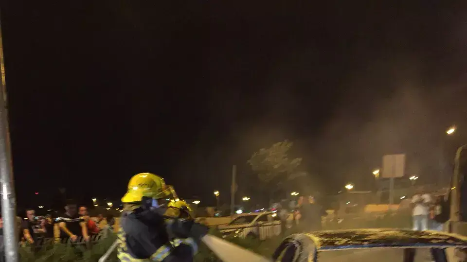 בקבוקי תבערה הושלכו לעבר רכבים בבית חנינא בירושלים, 3 באוגוסט 2015 בקבוקי תבערה הושלכו לעבר רכבים בבית חנינא בירושלים, 3 באוגוסט 2015