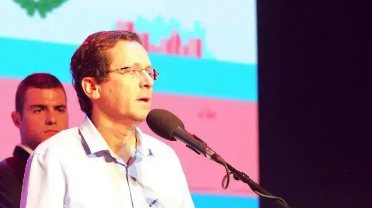 יו"ר האופוזיציה יצחק הרצוג באירוע ציון 90 שנה לנוער העובד והלומד, חיפה, 3 באוגוסט 2015 יו"ר האופוזיציה יצחק הרצוג באירוע ציון 90 שנה לנוער העובד והלומד, חיפה, 3 באוגוסט 2015