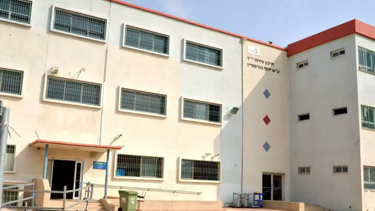 תיכון עירוני י"ד, תל אביב, אוגוסט 2015 תיכון עירוני י"ד, תל אביב, אוגוסט 2015