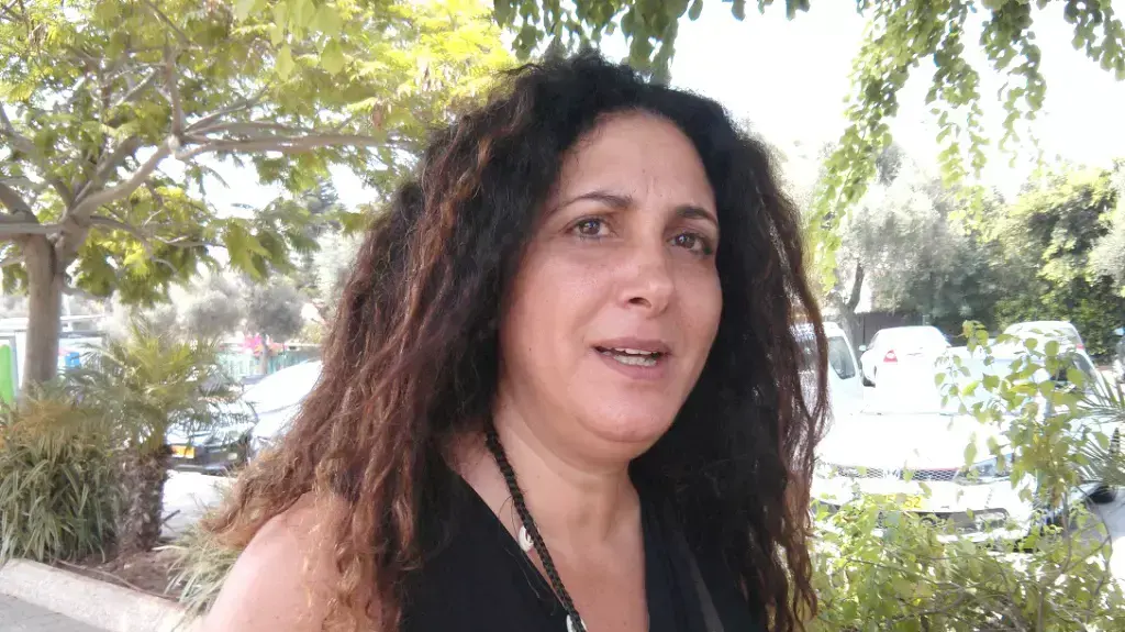 טלי יצחקי לפלר, שובתת רעב כדי לקבל אישור העברת מיקום למטפלת עבור אמה, אוגוסט 2015 טלי יצחקי לפלר, שובתת רעב כדי לקבל אישור העברת מיקום למטפלת עבור אמה, אוגוסט 2015