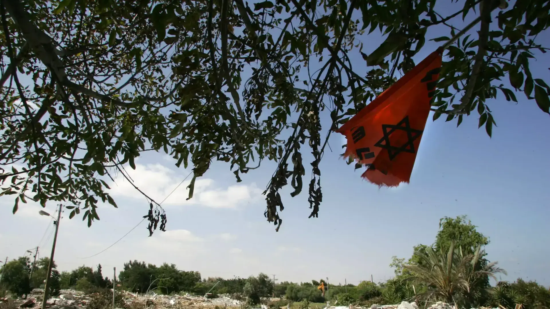 דגל מתנגדי ההתנתקות ליד הריסות בית בנצר חזני, דרום רצועת עזה, אוגוסט 2005