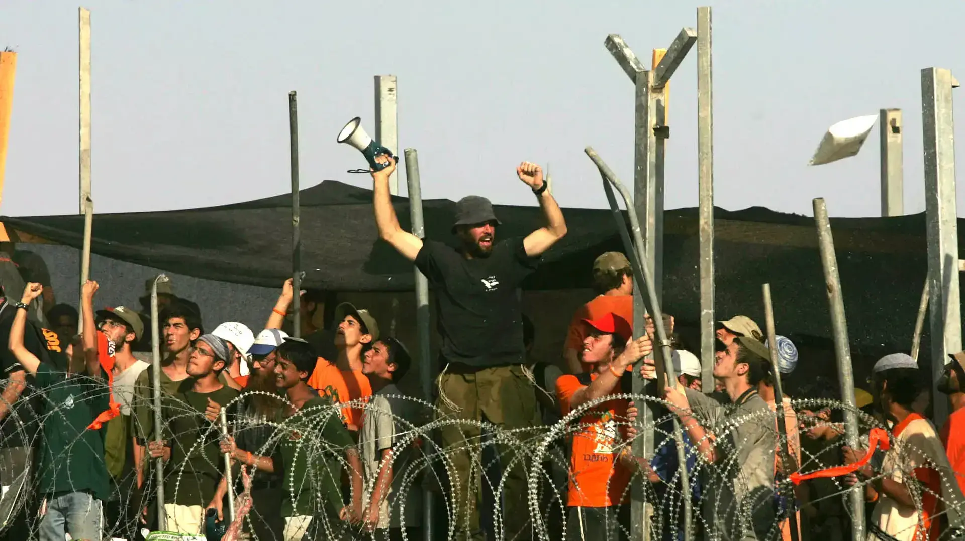 על גג בית הכנסת בכפר דרום, דרום רצועת עזה, אוגוסט 2005