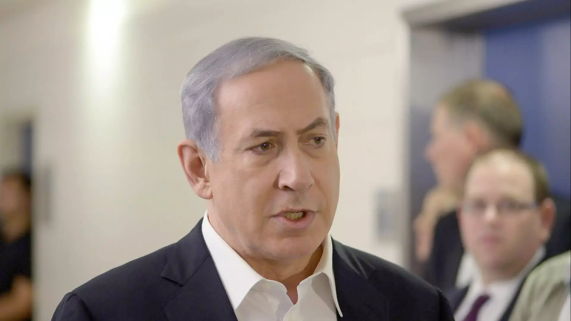 ראש הממשלה בנימין נתניהו מבקר את הפצועה ענבר עזרק שנפצעה מבקבוק תבערה, בית החולים הדסה בירושלים. אוגוסט 2015