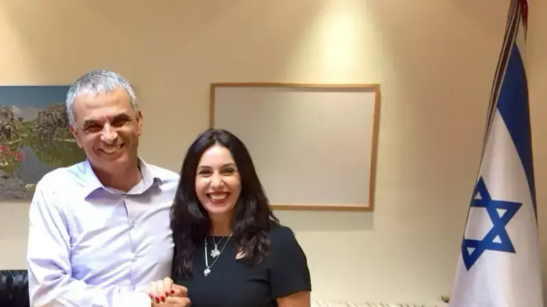 שרת התרבות מירי רגב ושר האוצר משה כחלון לאחר שהגיעו להסכמה על אישור התקציב, 6 באוגוסט 2015 שרת התרבות מירי רגב ושר האוצר משה כחלון לאחר שהגיעו להסכמה על אישור התקציב, 6 באוגוסט 2015