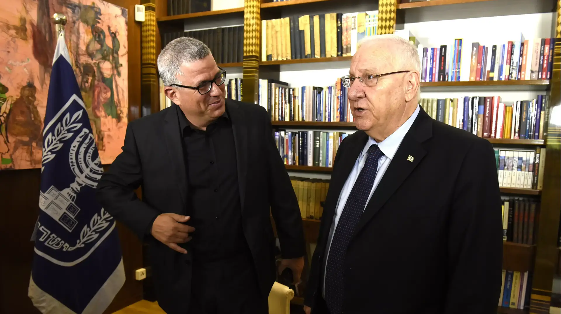 נשיא המדינה ראובן ריבלין עם דב גילהר, אוגוסט 2015 נשיא המדינה ראובן ריבלין עם דב גילהר, אוגוסט 2015