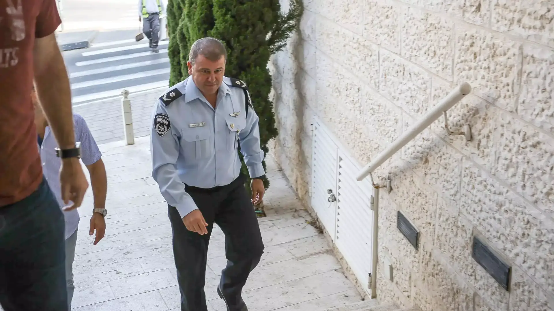 ניצב משה אדרי מגיע לבית משפחת בנקי, ירושלים. אוגוסט 2015 ניצב משה אדרי מגיע לבית משפחת בנקי, ירושלים. אוגוסט 2015