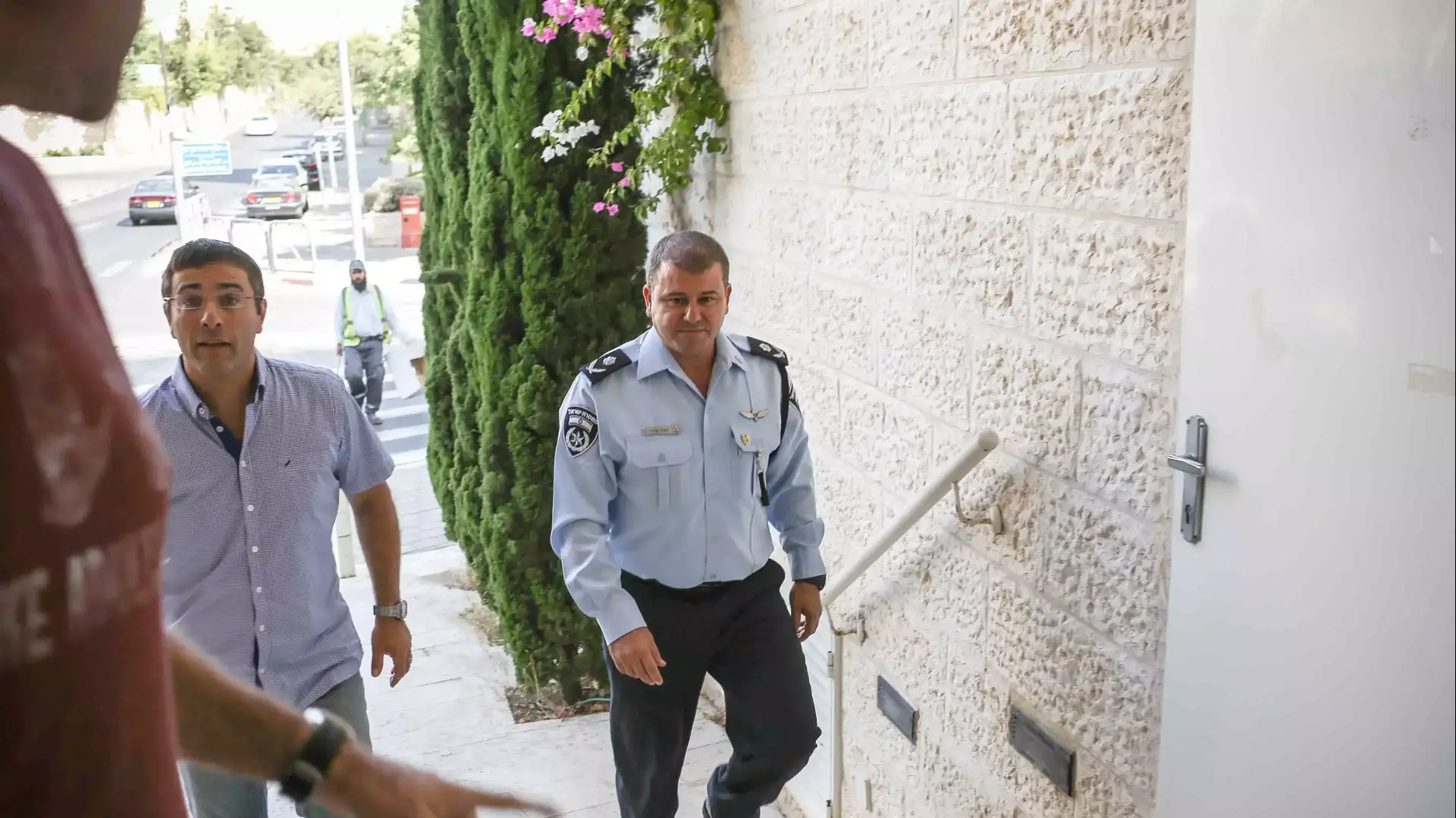ניצב משה אדרי מגיע לבית משפחת בנקי, ירושלים. אוגוסט 2015 ניצב משה אדרי מגיע לבית משפחת בנקי, ירושלים. אוגוסט 2015