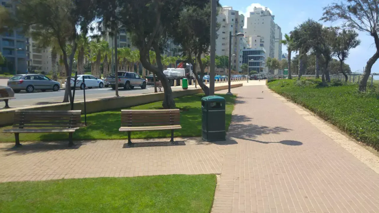 הגן הציבורי בשדרות ניצה, נתניה. אוגוסט 2015 הגן הציבורי בשדרות ניצה, נתניה. אוגוסט 2015