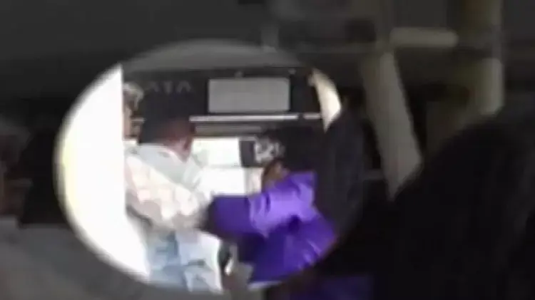 שוטרת מוסווית מכה גבר מטריד באוטובוס