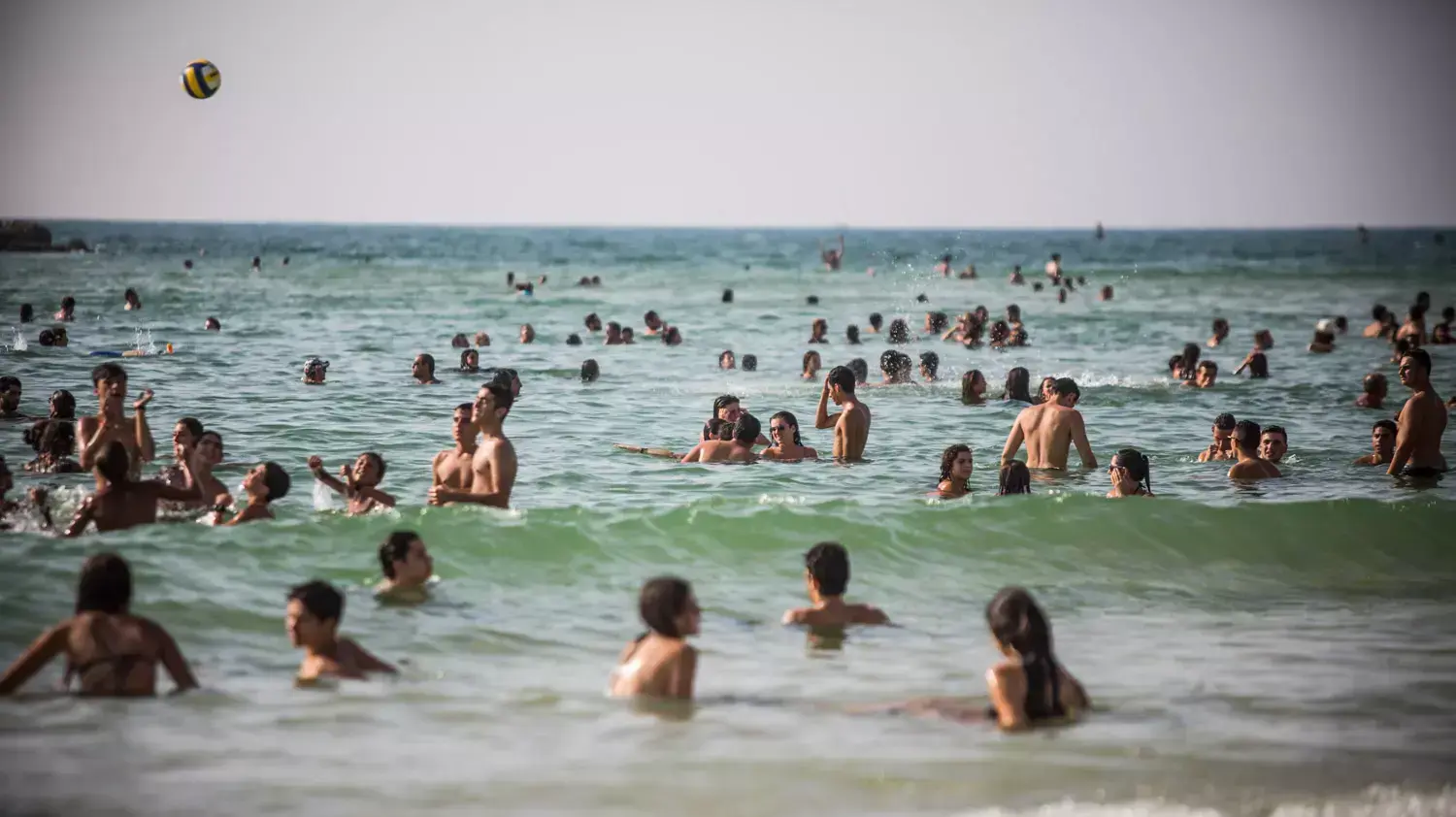 מזג אוויר שרבי בחוף הים בתל אביב, 7 באוגוסט 2015 מזג אוויר שרבי בחוף הים בתל אביב, 7 באוגוסט 2015