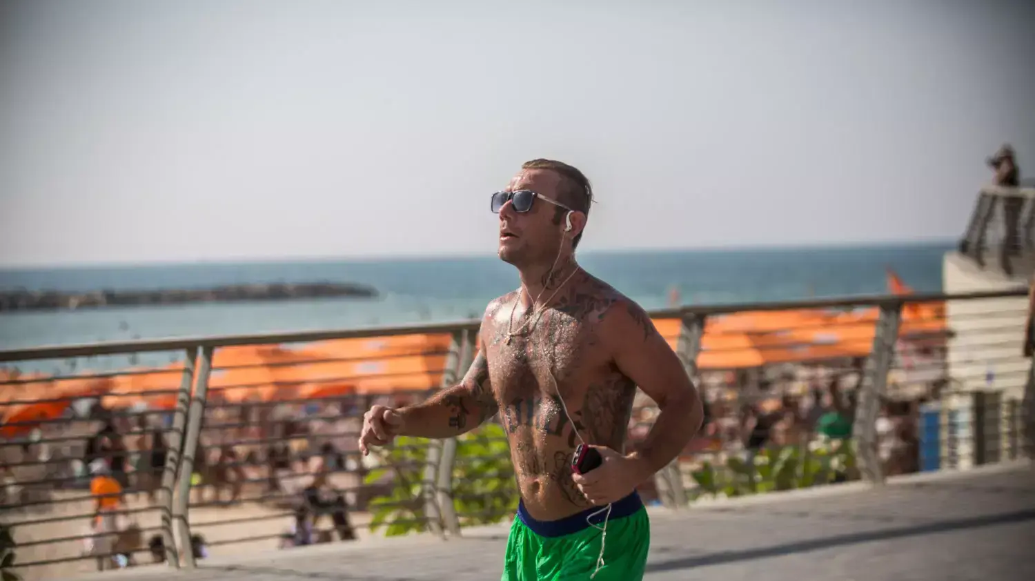 מזג אוויר שרבי בחוף הים בתל אביב, 7 באוגוסט 2015