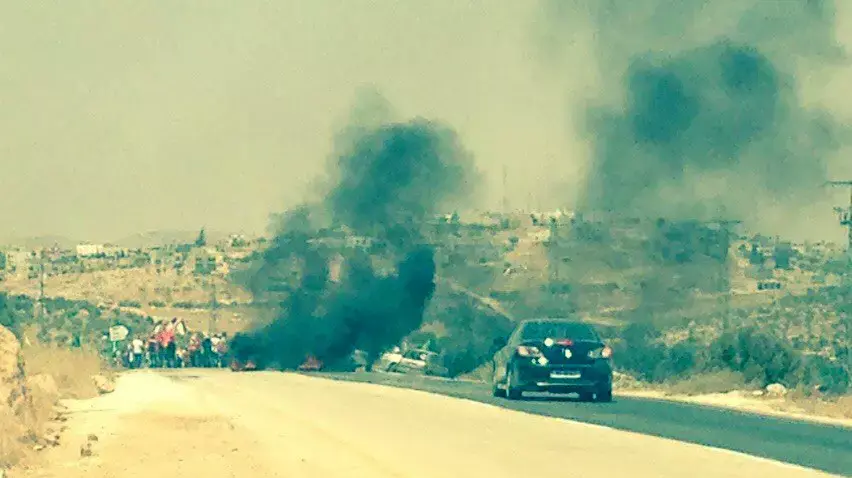הכניסה לכפר דומא. צמיגים הוצתו הכניסה לכפר דומא. צמיגים הוצתו