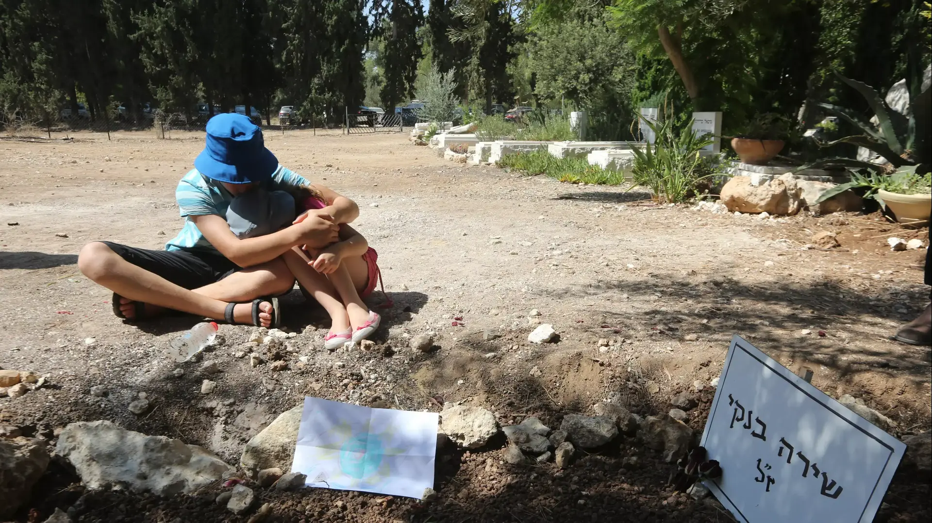 המשפחה עולה לקברה של שירה בנקי שבוע לאחר מותה, אוגוסט 2015 המשפחה עולה לקברה של שירה בנקי שבוע לאחר מותה, אוגוסט 2015