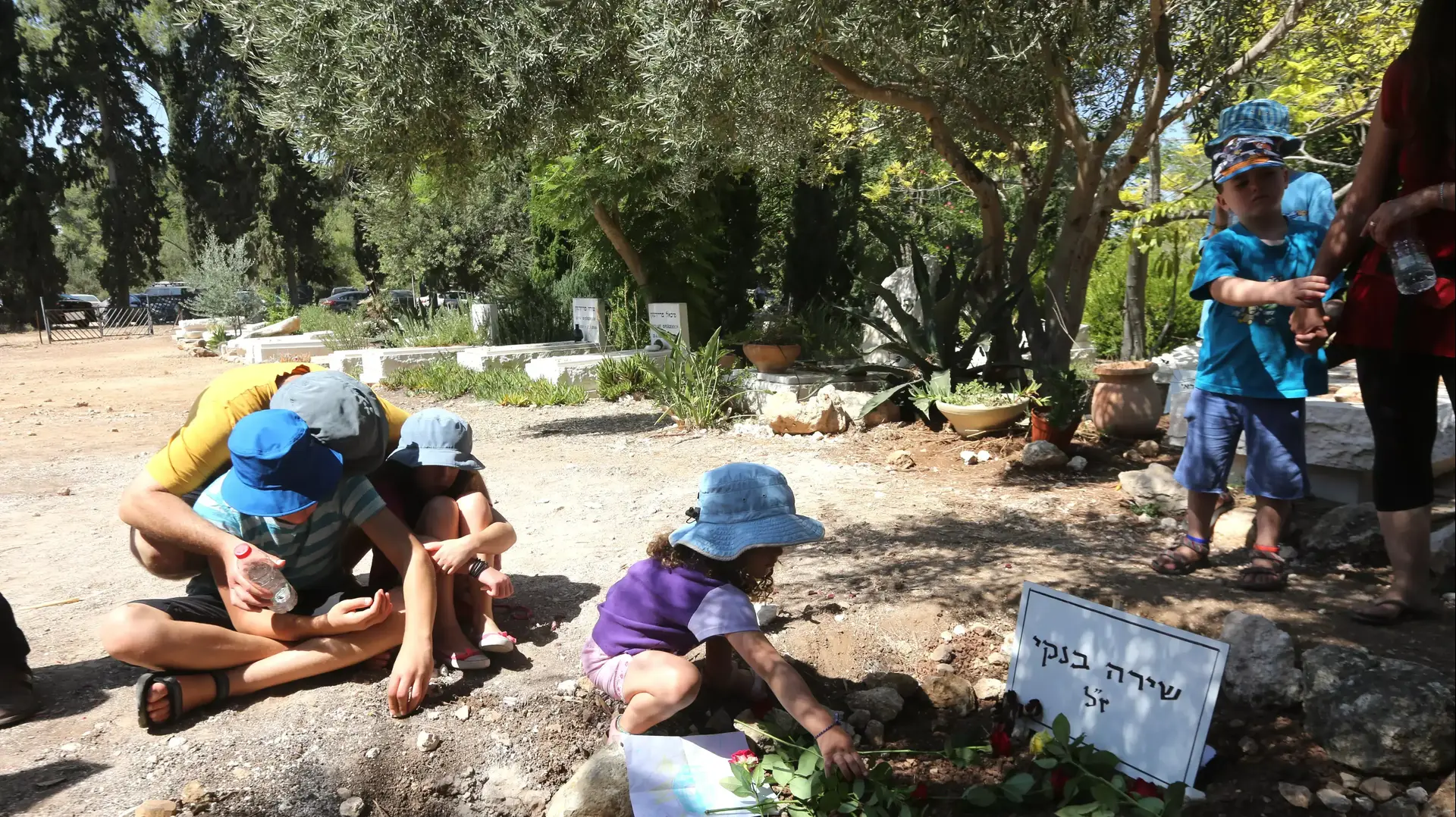 המשפחה עולה לקברה של שירה בנקי שבוע לאחר מותה, אוגוסט 2015 המשפחה עולה לקברה של שירה בנקי שבוע לאחר מותה, אוגוסט 2015