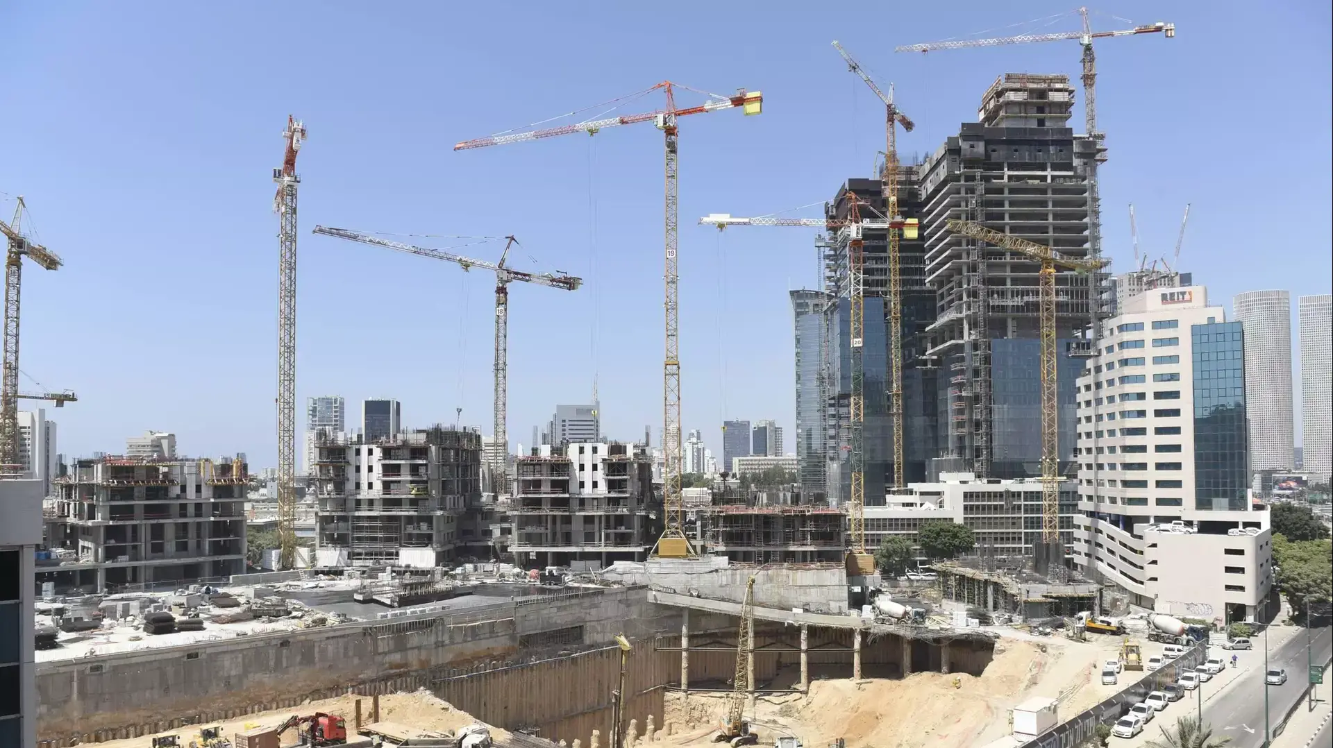 פרויקט הבנייה של גינדי בתל אביב, שוק הסיטונאים. אוגוסט 2015 פרויקט הבנייה של גינדי בתל אביב, שוק הסיטונאים. אוגוסט 2015