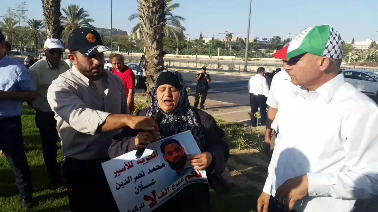 אמו של האסיר הביטחוני ששובת רעב ומאושפז בסורוקה, מפגינה מחוץ לבית החולים. אוגוסט 2015 אמו של האסיר הביטחוני ששובת רעב ומאושפז בסורוקה, מפגינה מחוץ לבית החולים. אוגוסט 2015