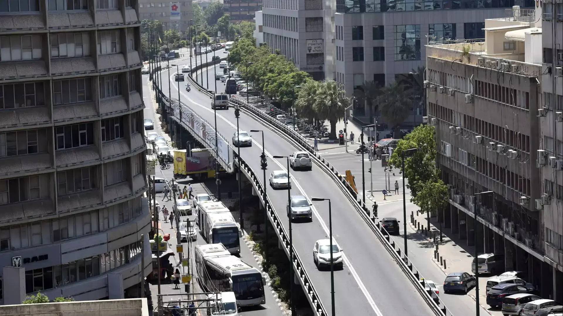 גשר מעריב לפני הפיצוץ בעקבות בניית הרכבת הקלה, אוגוסט 2015 גשר מעריב לפני הפיצוץ בעקבות בניית הרכבת הקלה, אוגוסט 2015