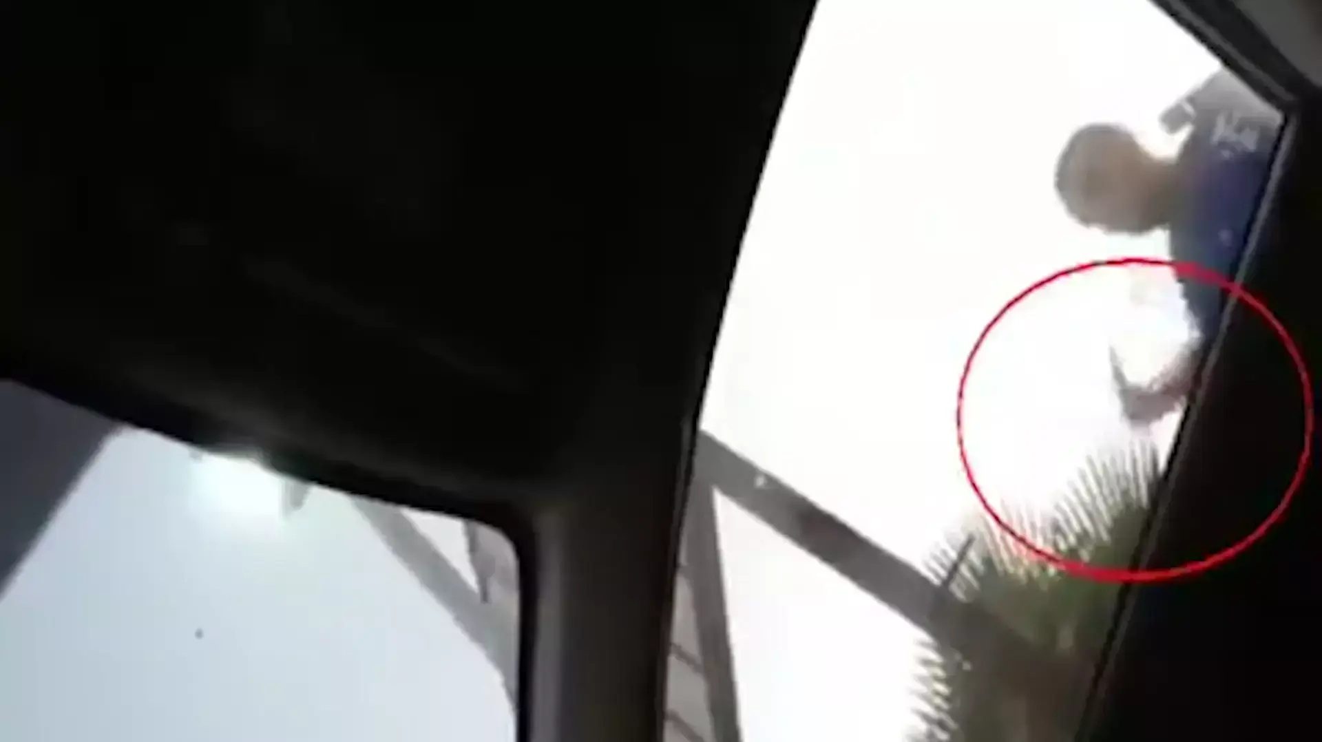 תיעוד: המחבל שביצע את פיגוע הדקירה בכביש 433 מאיים לדקור אדם נוסף