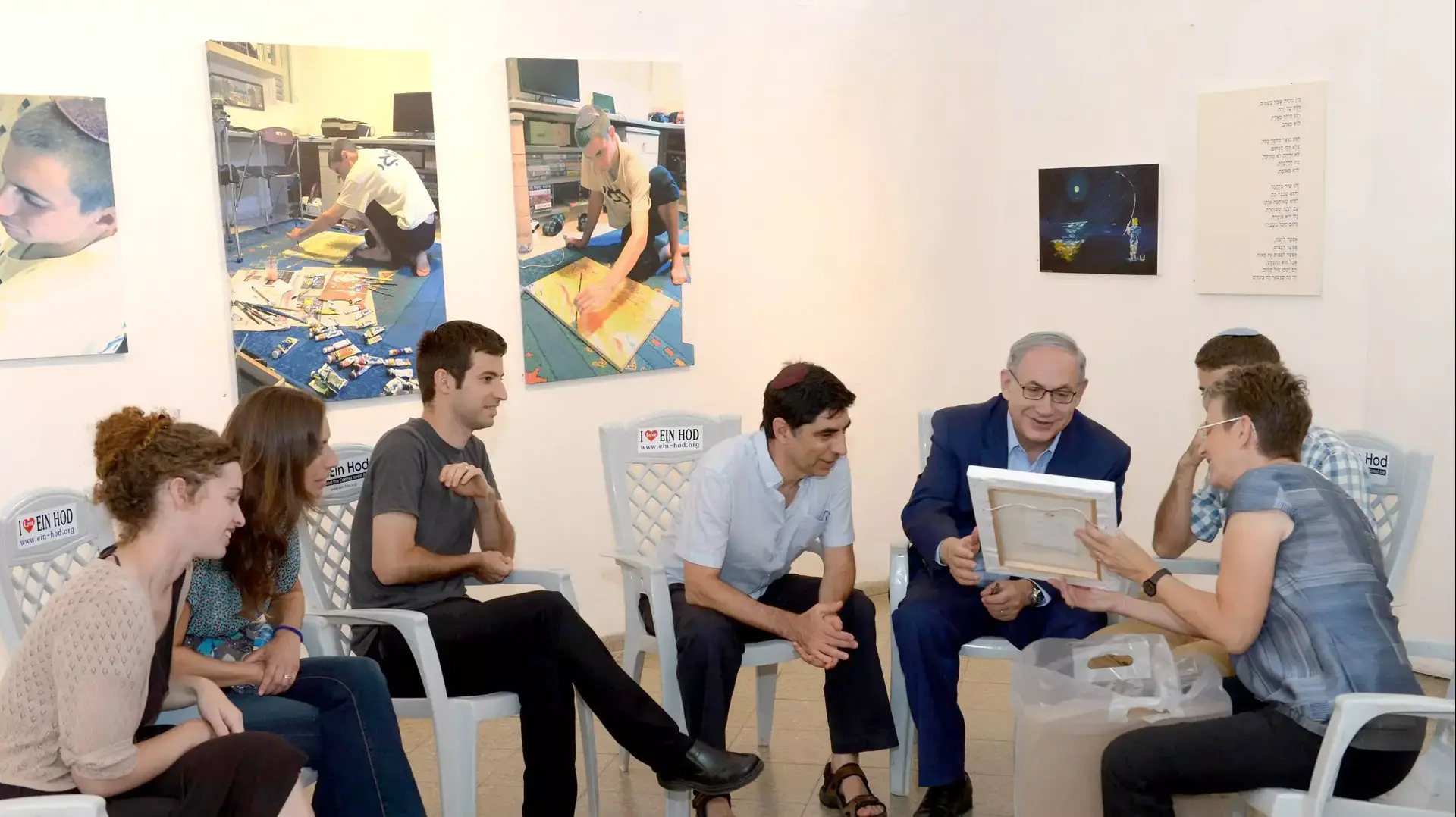 ראש הממשלה בנימין נתניהו ורעייתו הגברת שרה נתניהו בביקור בתערוכת ציוריו של הדר גולדין ז"ל, אוגוסט 2015 ראש הממשלה בנימין נתניהו ורעייתו הגברת שרה נתניהו בביקור בתערוכת ציוריו של הדר גולדין ז"ל, אוגוסט 2015
