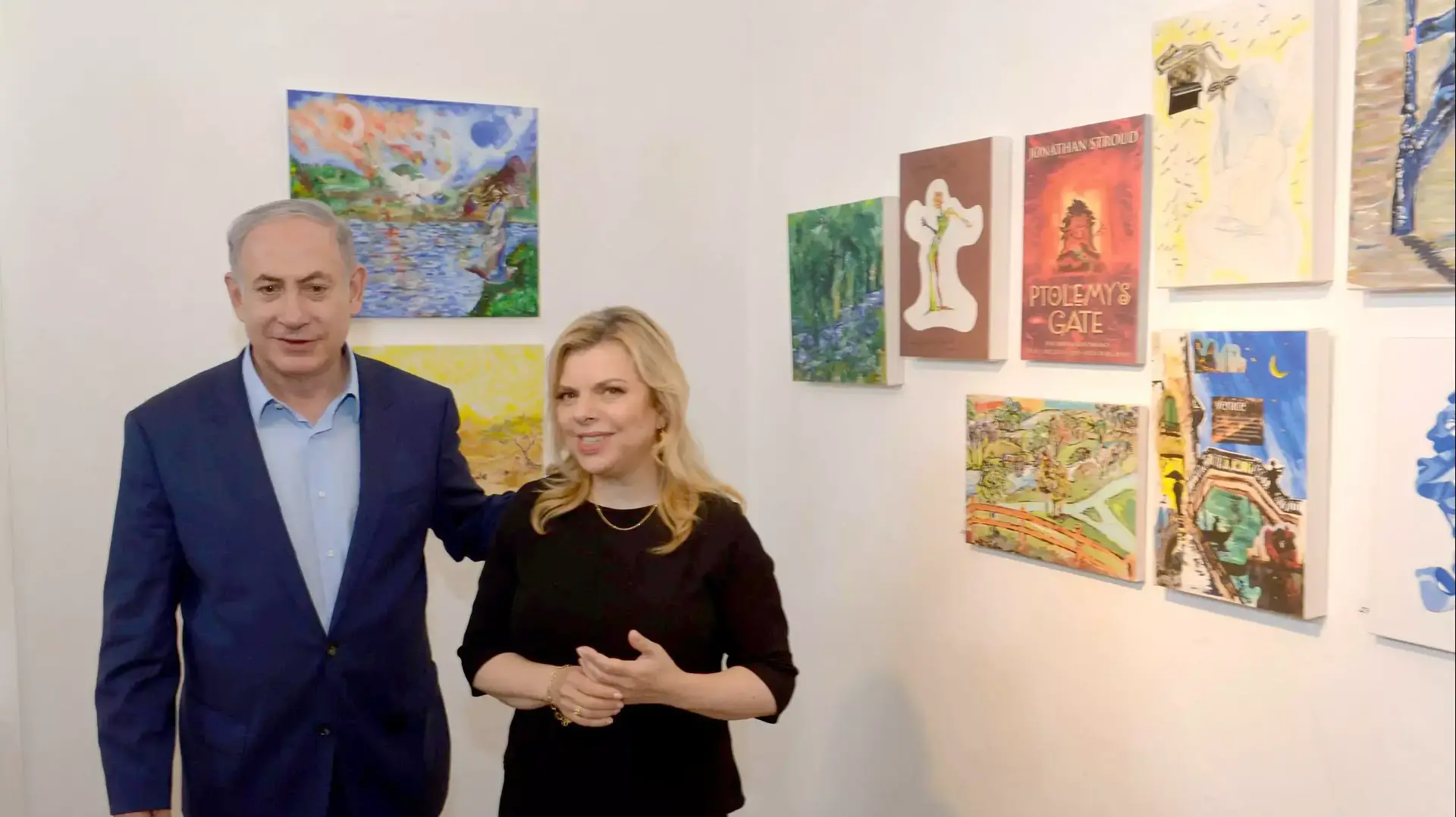 ראש הממשלה בנימין נתניהו ורעייתו הגברת שרה נתניהו בביקור בתערוכת ציוריו של הדר גולדין ז"ל, אוגוסט 2015