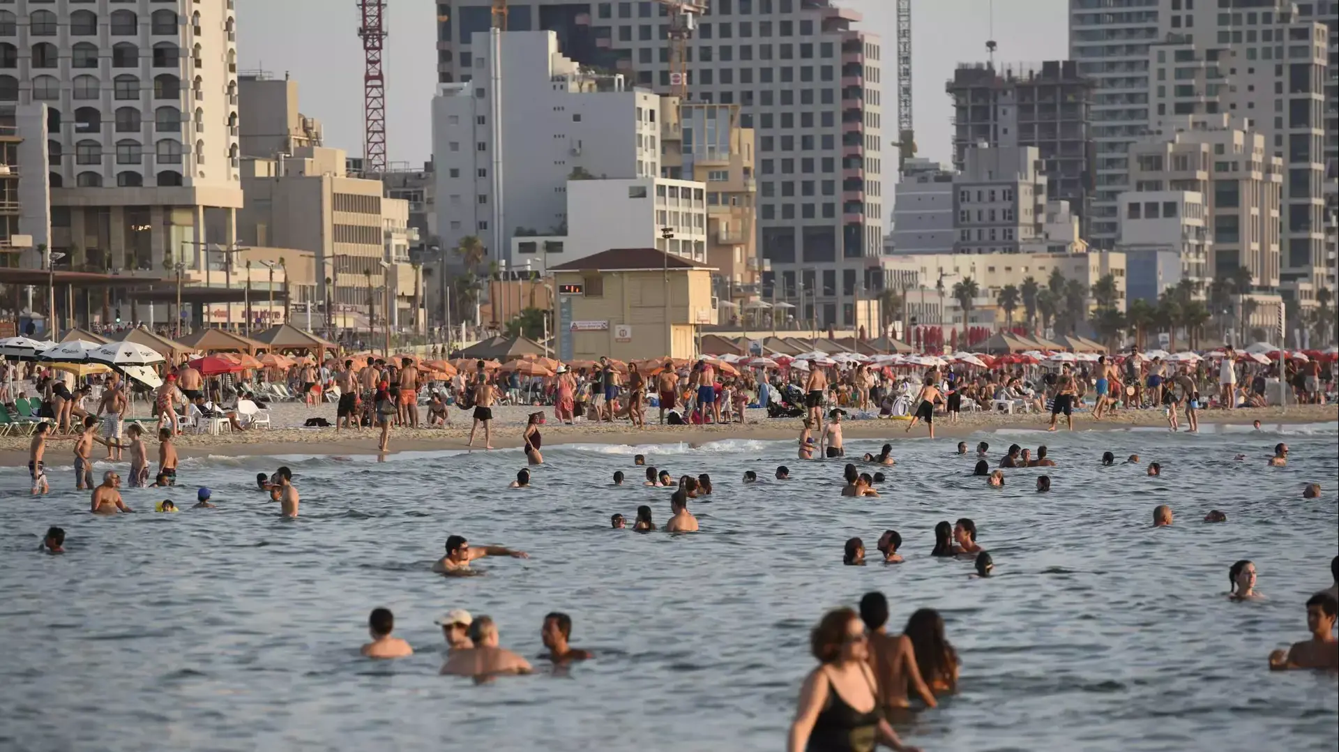 המצילים עוזבים מוקדם את חופי הים בתל אביב, אוגוסט 2015 המצילים עוזבים מוקדם את חופי הים בתל אביב, אוגוסט 2015