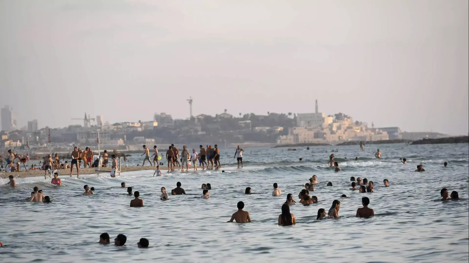 המצילים עוזבים מוקדם את חופי הים בתל אביב, אוגוסט 2015 המצילים עוזבים מוקדם את חופי הים בתל אביב, אוגוסט 2015