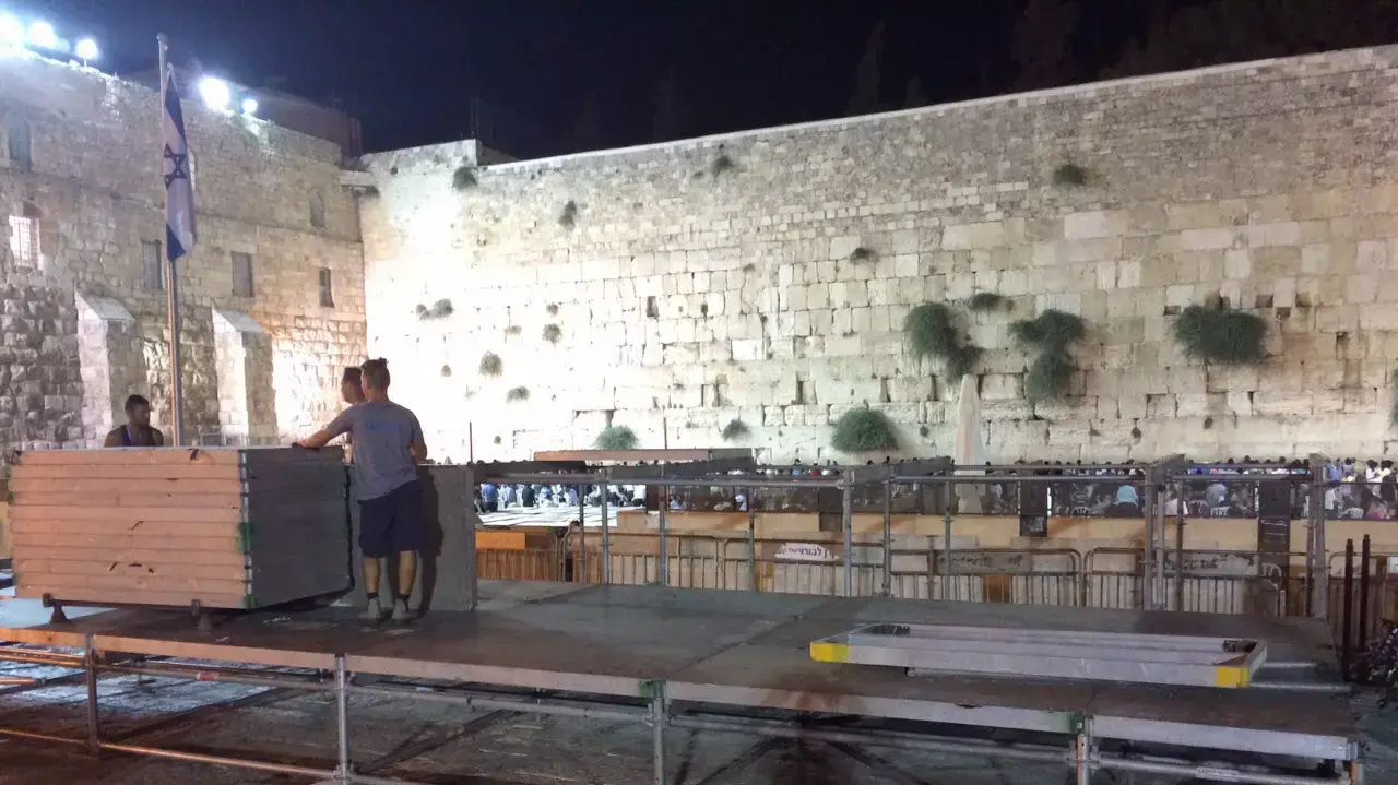 ספר התורה המיתולוגי ממלחמת ששת הימים יצא לשחזור היסטורי ברחבת הכותל, אוגוסט 2015 ספר התורה המיתולוגי ממלחמת ששת הימים יצא לשחזור היסטורי ברחבת הכותל, אוגוסט 2015