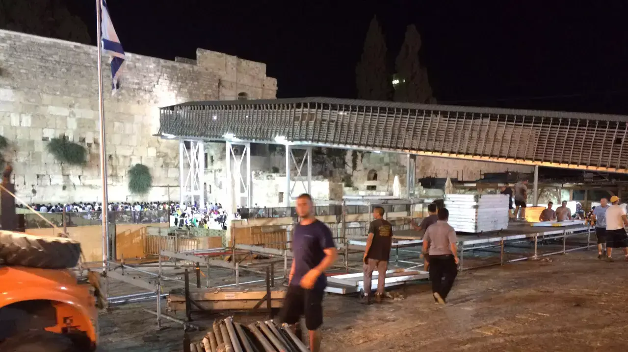 ספר התורה המיתולוגי ממלחמת ששת הימים יצא לשחזור היסטורי ברחבת הכותל, אוגוסט 2015 ספר התורה המיתולוגי ממלחמת ששת הימים יצא לשחזור היסטורי ברחבת הכותל, אוגוסט 2015