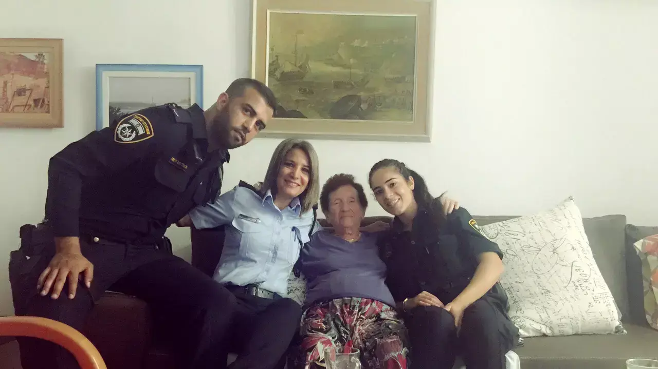 שוטרי מרחב יפתח ערכו מסיבת הפתעה לניצולת שואה בת 90, אוגוסט 2015 שוטרי מרחב יפתח ערכו מסיבת הפתעה לניצולת שואה בת 90, אוגוסט 2015