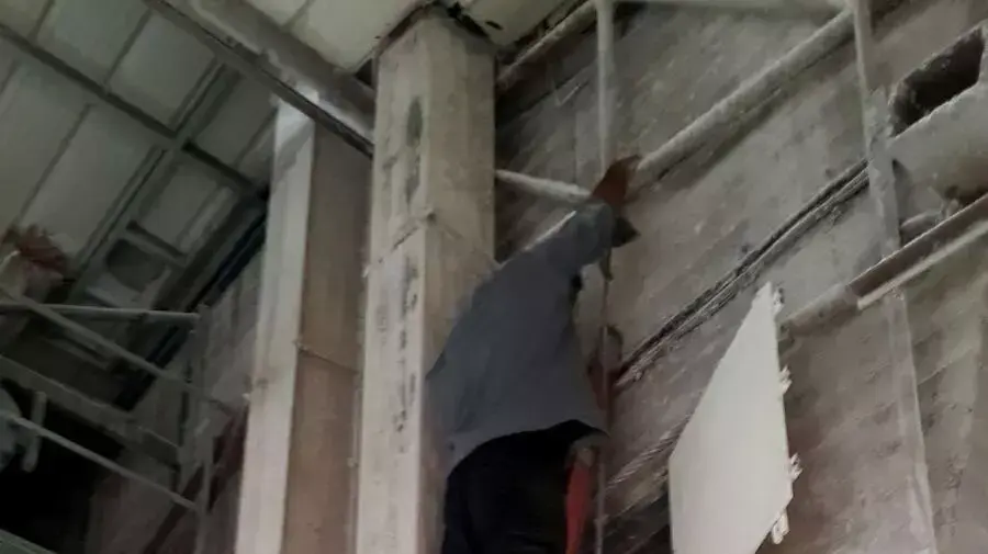לוחמי האש חילצו את גופתו של הפועל שנקבר תחת קמח, אוגוסט 2015 לוחמי האש חילצו את גופתו של הפועל שנקבר תחת קמח, אוגוסט 2015