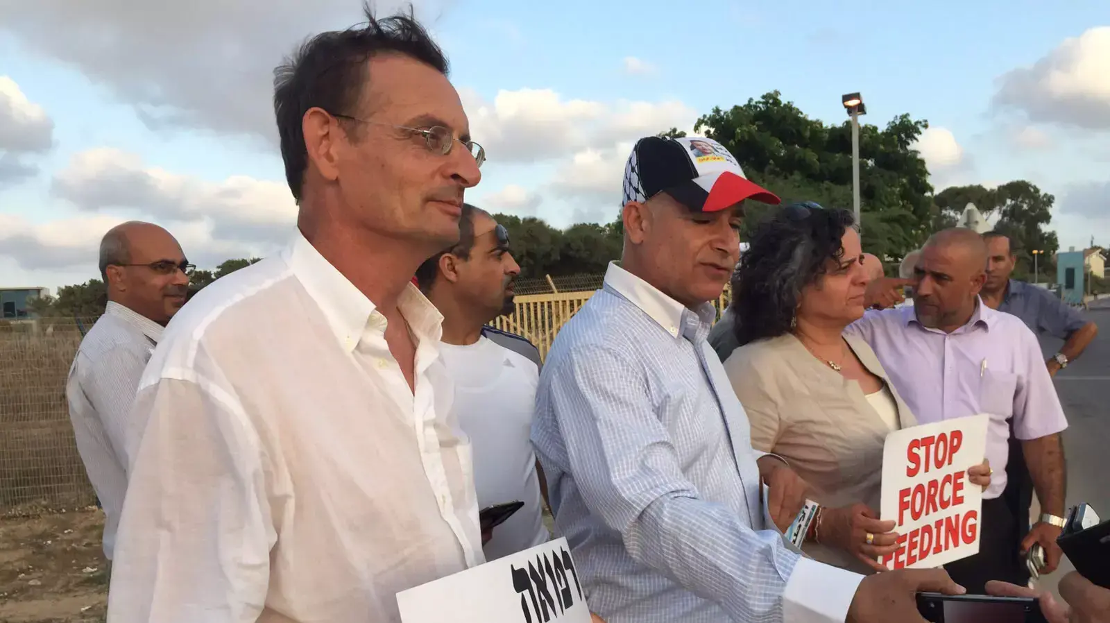 הפגנה נגד הזנה בכפייה מחוץ לבית החולים ברזילי, אוגוסט 2015 הפגנה נגד הזנה בכפייה מחוץ לבית החולים ברזילי, אוגוסט 2015