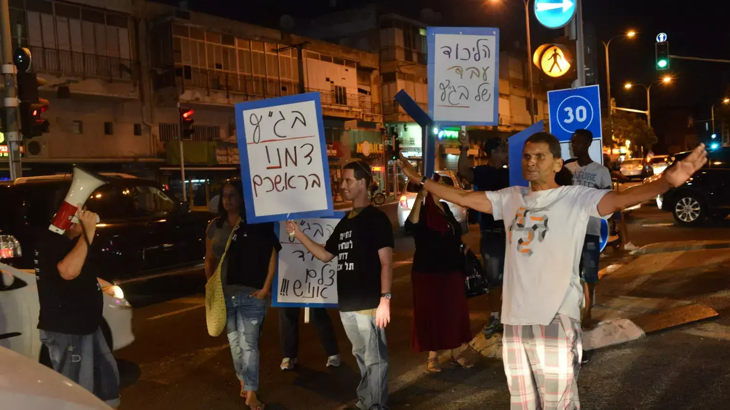 הפגנה של תושבי דרום תל אביב נגד החלטת בג"ץ שישוחררו מסתננים, אוגוסט 2015 הפגנה של תושבי דרום תל אביב נגד החלטת בג"ץ שישוחררו מסתננים, אוגוסט 2015